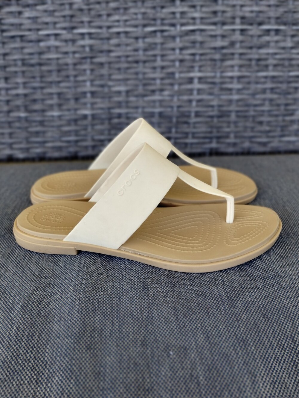Crocs Serena Flip Sandals Women's 9 Beige Comfort Thong Sandals